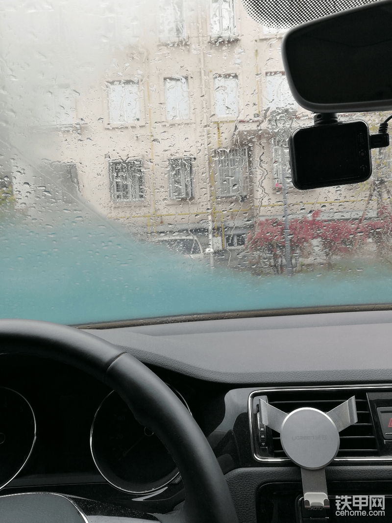 下午下雨了。好好的在車上睡一下