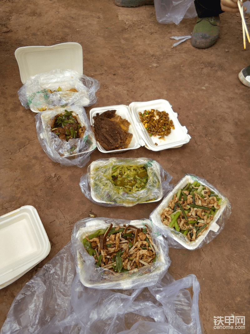 修路一般怕下雨所以天晴时间抓得紧中午就在工地上吃的盒饭,没桌子,6