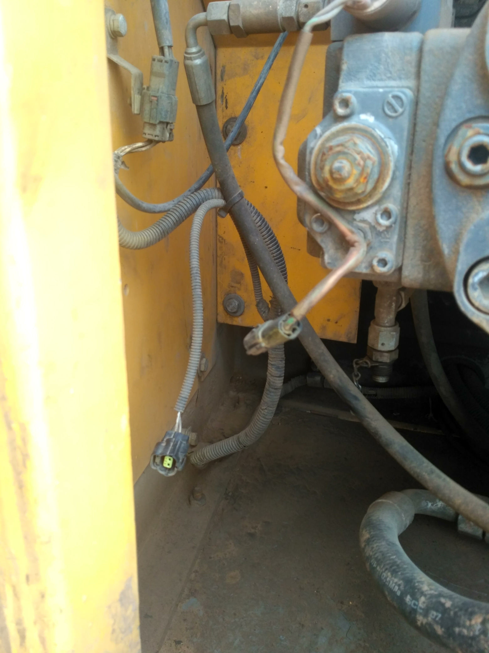 挖机液压大泵上有一根外接电线是做什么的？
