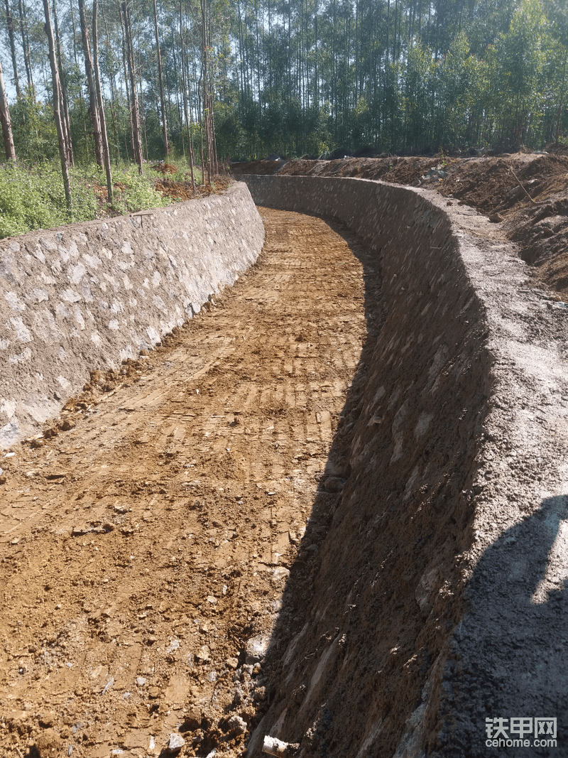 八字型沟 两边放坡了才能砌出这种效果 工人的砌石技术很好 表面批