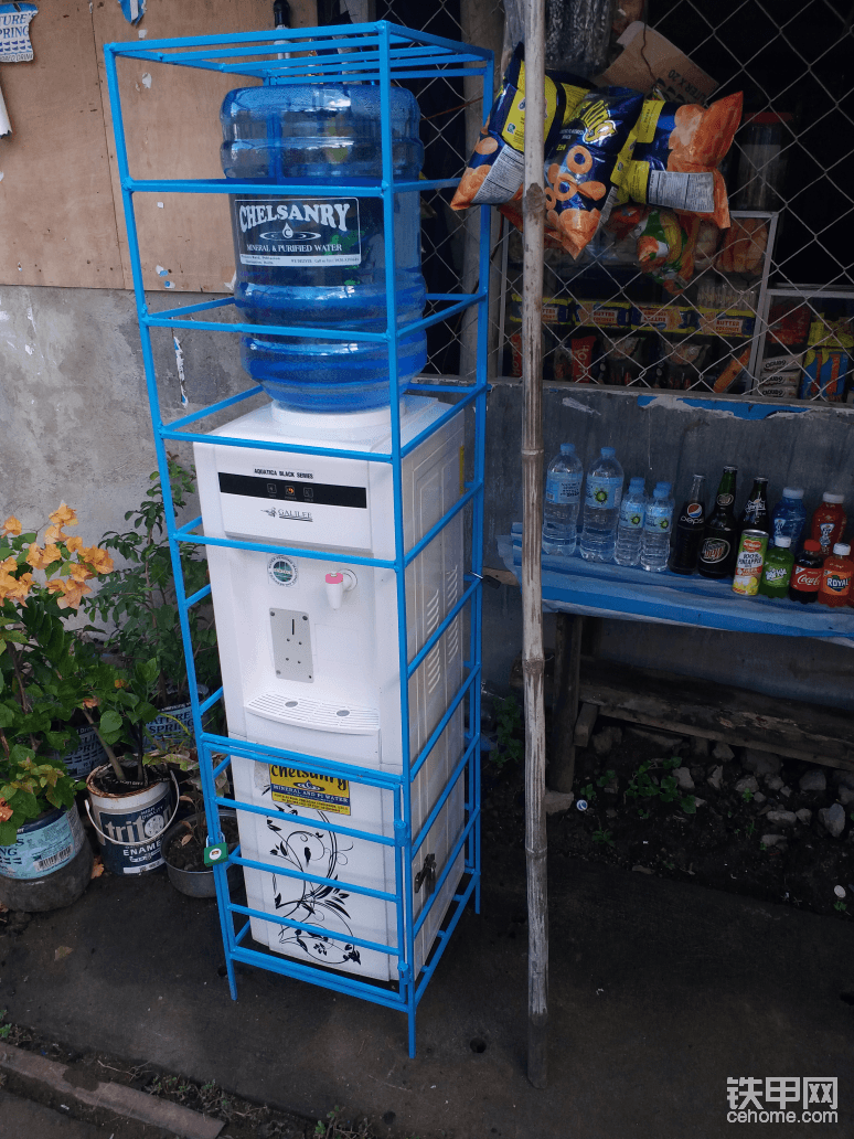 上了鎖的飲水機(jī)