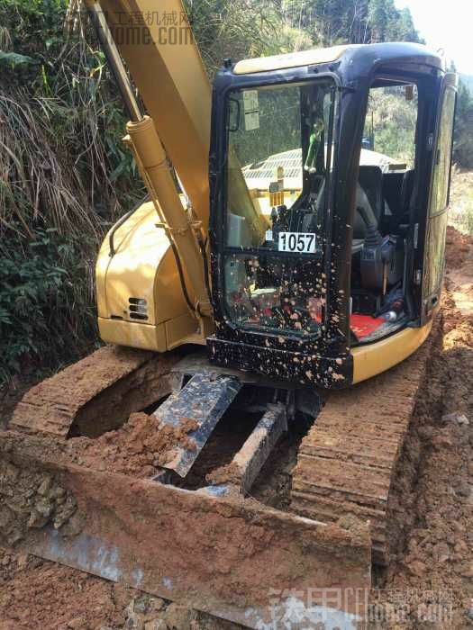 拖拉機(jī)手改行開上挖掘機(jī)，首次開山路，把包工頭氣個半死！