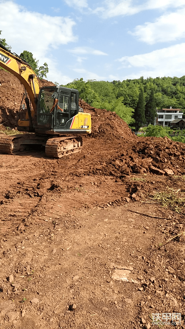 农村建房挖地基图片