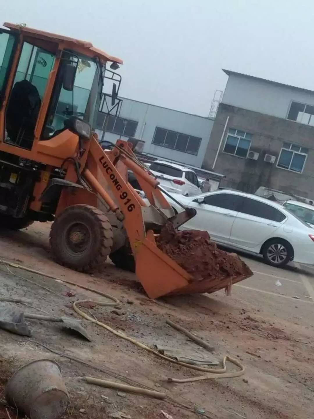 在下雨天泥濘的道路中硬著頭皮工作，結(jié)果...