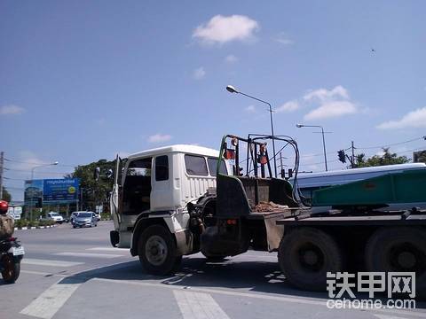 拖車運(yùn)神鋼SK200挖掘機(jī)