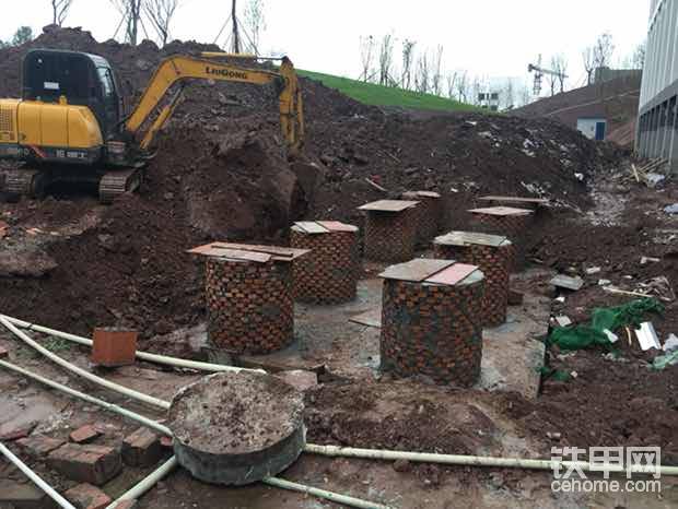 开着柳工60初次填井 打沟让我不知所措