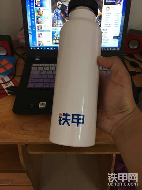 瓶蓋預(yù)留了一個(gè)小孔串手提線，大家可以DIY一條哦！