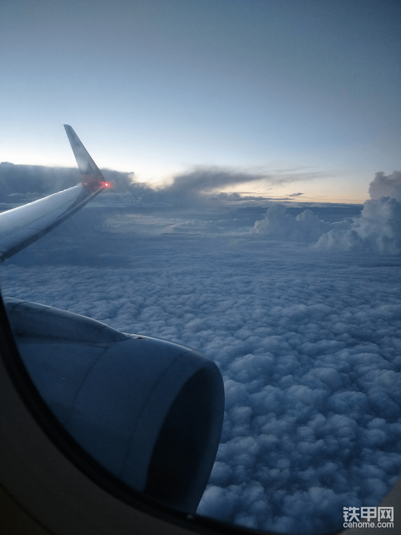 萬里高空，白云朵朵