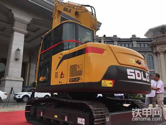 即將捐給四川西昌大涼山扶貧辦的山東臨工挖掘機(jī)