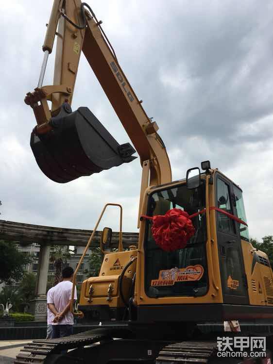 即將捐給四川西昌大涼山扶貧辦的山東臨工挖掘機(jī)