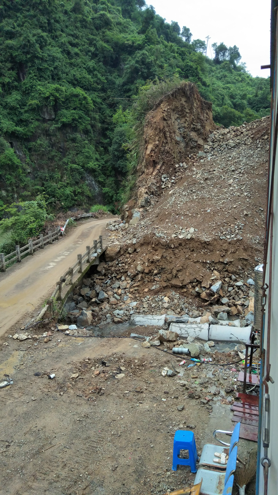 自从开了铲车，不是在山里，就是在沟里。