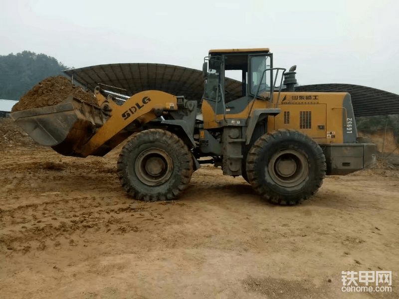 這是雙臂車鏟土，雙臂車鏟多了容易翹屁股，原因：輪距短，配重輕，三噸以上就翹屁股！