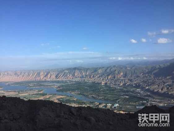 这两天在山上干活，从山上能看到我们家乡全貌，美吧。<img class="smiley" src="/img/smiley/new/tiejia12.gif"><img class="smiley" src="/img/smiley/new/tiejia12.gif"><img class="smiley" src="/img/smiley/new/tiejia12.gif"><img class="smiley" src="/img/smiley/new/tiejia12.gif">