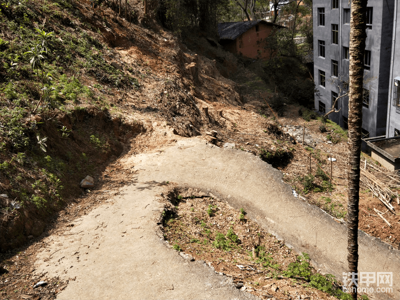 这个工程主要是开一条四米宽的路上来，不够宽的地方做挡墙，开工前图片就这一张，