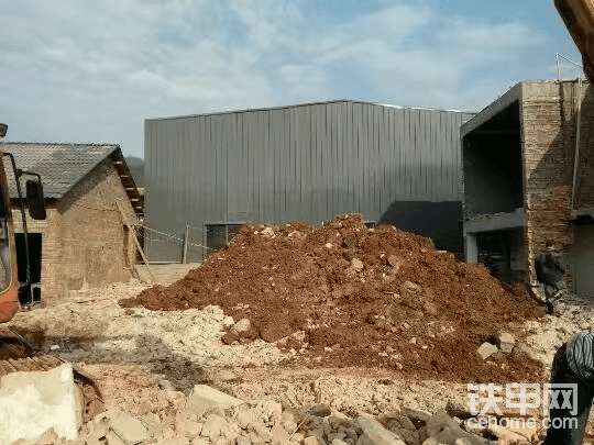 三面有建筑，安全放下樓層對(duì)周邊的建筑沒(méi)有造成絲毫影響，剛剛拆了房子周邊塵土飛揚(yáng)，挑戰(zhàn)的就是技術(shù)