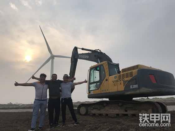 最后補一張合影 祝鹽城的甲友挖機多賺錢！財源滾滾<img class="smiley" src="/img/smiley/new/tiejia58.gif"><img class="smiley" src="/img/smiley/new/tiejia58.gif"><img class="smiley" src="/img/smiley/new/tiejia58.gif"><img class="smiley" src="/img/smiley/new/tiejia58.gif">