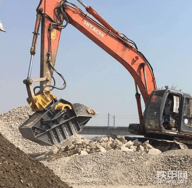 挖掘机破碎斗破碎石头,现场炫酷无比
