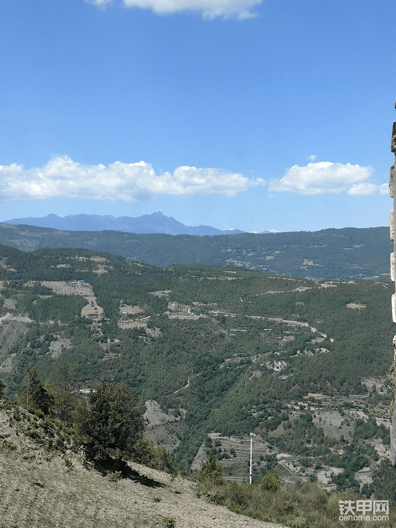 最遠(yuǎn)處就是大理蒼山