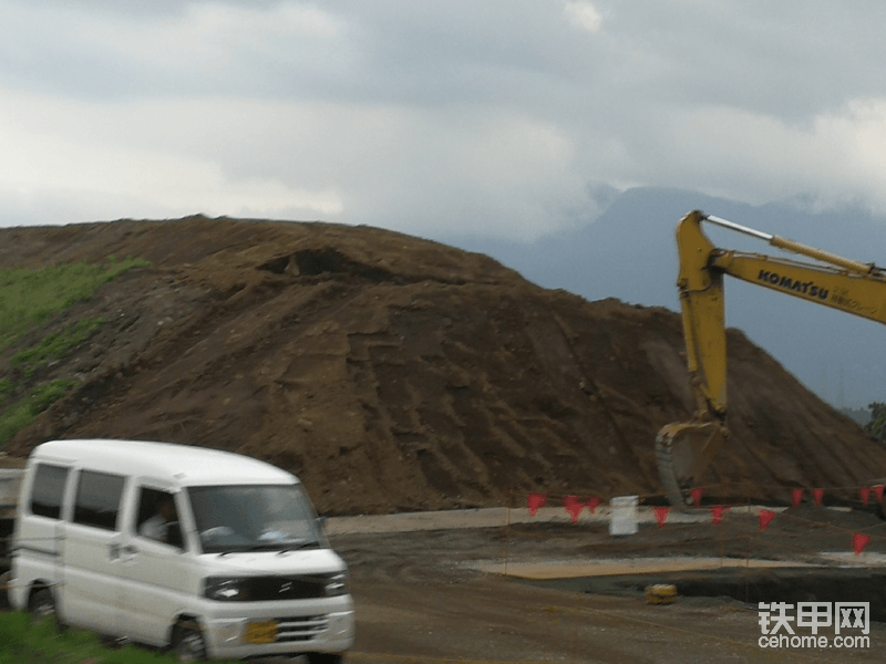 原來他們工地也有面包車