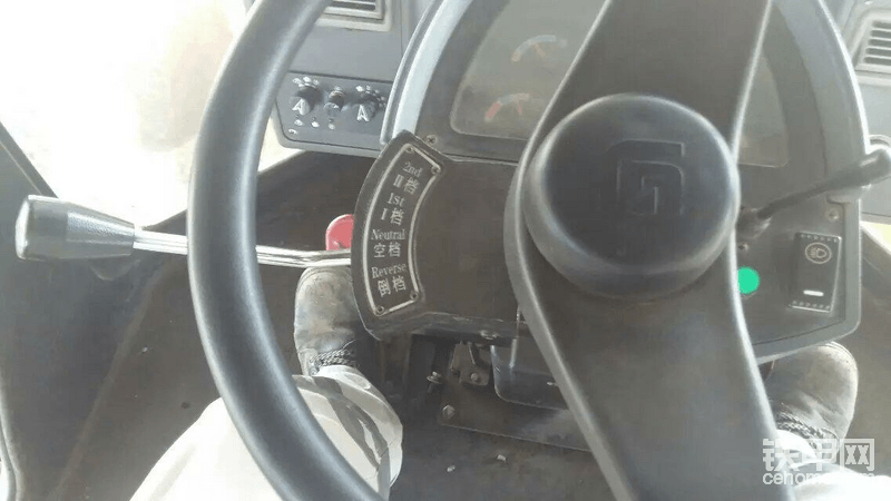 柳工50型鏟車檔位和儀表
