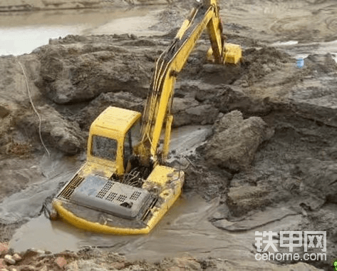 這情況是表面土層能承受車過去，一旦多走幾次或者挖透了上層硬土就陷車，走這種土質(zhì)要慢慢來，撐車也要用鏟斗底部以免破壞表層硬土。說下這臺車救援方案，用一臺挖機(jī)攜帶4-5根10公分以上的木頭，長4米左右的，先把挖機(jī)四周挖上槽子，再把挖機(jī)前面挖到履帶下整理成平臺，把木棍橫著往履帶下推進(jìn)去，前面再依次橫著排好木棍，斗拉斗基本都是能起來了