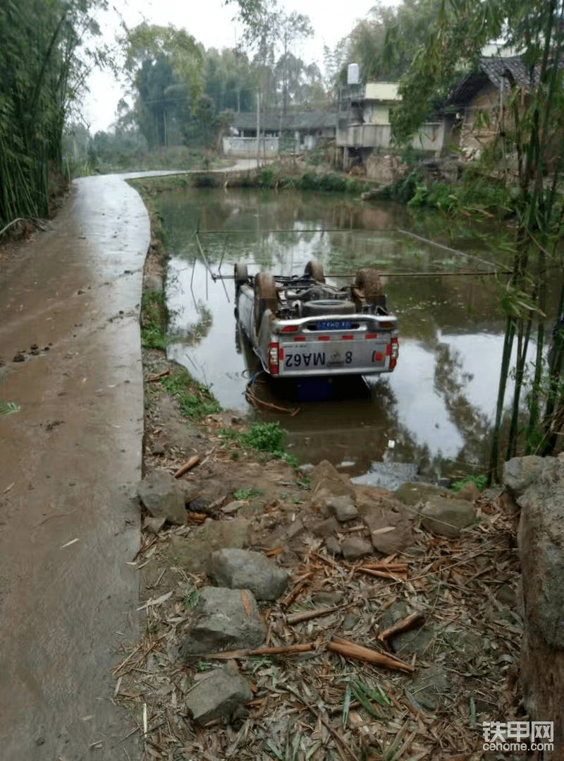 不會(huì)告訴你車翻下去我還在車?yán)?，下雨天路滑，上下班不管開車還是開挖機(jī)都要慢點(diǎn)