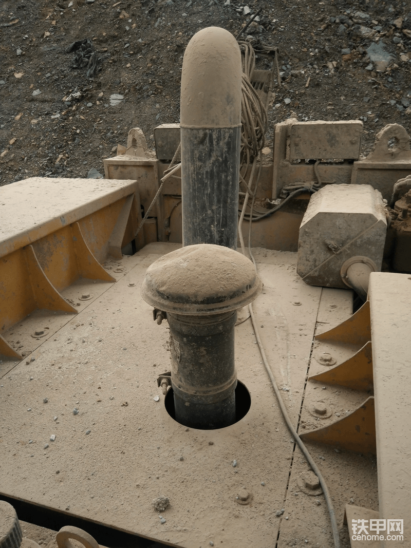 發(fā)動機(jī)銘牌沒找到，進(jìn)氣口小，排氣管大