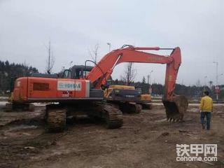 【设备对比】神钢260LC-8对比日立250H-3G