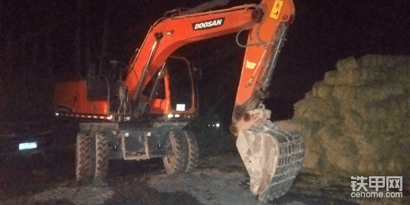 這臺斗山加了原廠免爆管路和液壓快換。