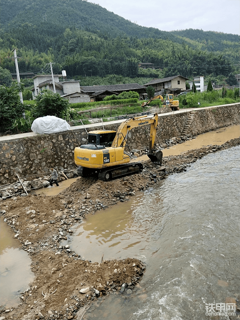 小松110-7（二手機(jī)子）機(jī)子使用兩年了，發(fā)動(dòng)機(jī)采用的是SAA4D95LE-3發(fā)動(dòng)機(jī)，四沖程后冷卻直噴發(fā)動(dòng)機(jī)，直噴機(jī)更省油，維修費(fèi)用也比較低，保養(yǎng)也容易，都說(shuō)小松是油老虎，在我看來(lái)還可以接受，畢竟我駕駛的這部油耗在四十塊錢左右每小時(shí)，因?yàn)橹白隽藘蓚€(gè)多月，六百多個(gè)小時(shí)算出來(lái)油錢在平均四十左右，這個(gè)油耗一般人是不會(huì)相信的，畢竟自己的機(jī)子，干活比較小心吧，油門也不大，一般轉(zhuǎn)數(shù)在一千六到一千七左右，油耗還是可以接受的，畢竟兩年多的機(jī)子，小松挖機(jī)速度大家都知道，想快也不想國(guó)產(chǎn)機(jī)子那樣，快的那么明顯，它都是順順的，不急不躁的，一般進(jìn)口機(jī)子那些操作比較容易上手，90分，畢竟是二手機(jī)子，不像國(guó)產(chǎn)機(jī)子，