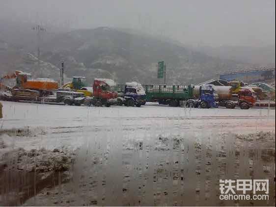 在服務區(qū)路面結(jié)冰了不讓走只好等雪停了