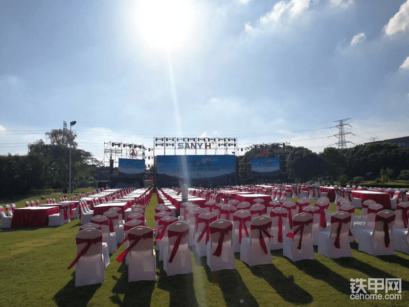 会场有点婚礼现场的赶脚啊…范儿…晚上七点这里有好戏，期待…