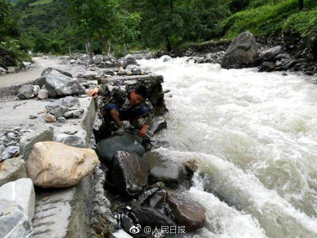 洪水沖向村民家，村支書高喊：把河道向我家方向