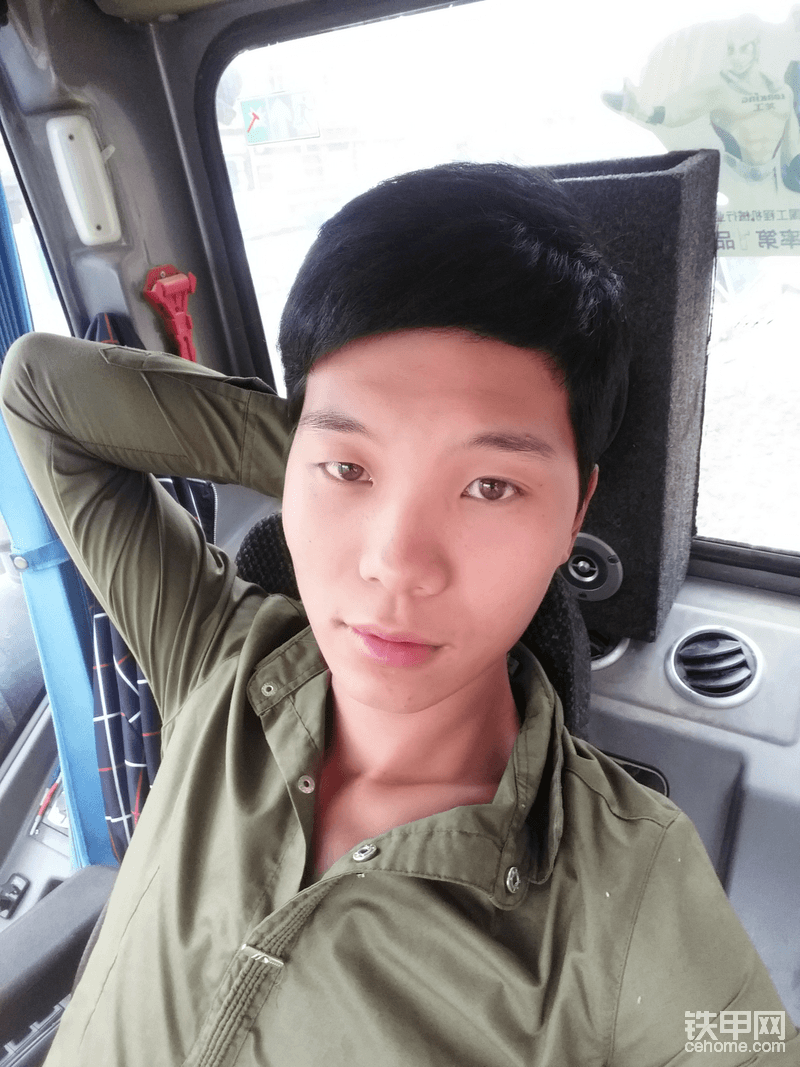 最后來(lái)一張本人自拍<img class="smiley" src="/img/smiley/new/tiejia4.gif">