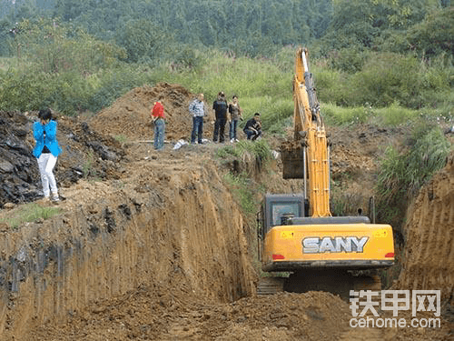 但是現(xiàn)在如果你還講國(guó)產(chǎn)車的弱小，那不說你OUT啦??！    國(guó)內(nèi)自主生產(chǎn)的
貴州詹陽重工、柳工、廈工、徐公、三一重工、中聯(lián)重科、移山、宣工、山推、山河智能國(guó)產(chǎn)挖掘機(jī)和合資挖掘機(jī)孰優(yōu)孰劣，這個(gè)問題如今很難用一兩句話說清楚，如果非要說兩者的差距，只能說在各個(gè)級(jí)別和價(jià)格區(qū)間里。