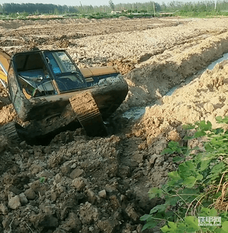 【铁甲日记第八天】日立200-5救援卡特320D，场面好壮观！