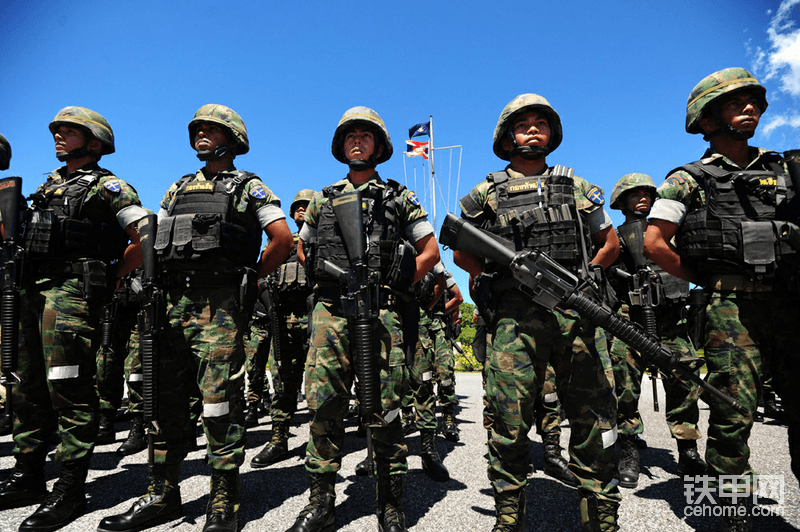 從小就崇拜軍人,相當一名合格的解放軍戰士,可是到了能參軍的年齡由於