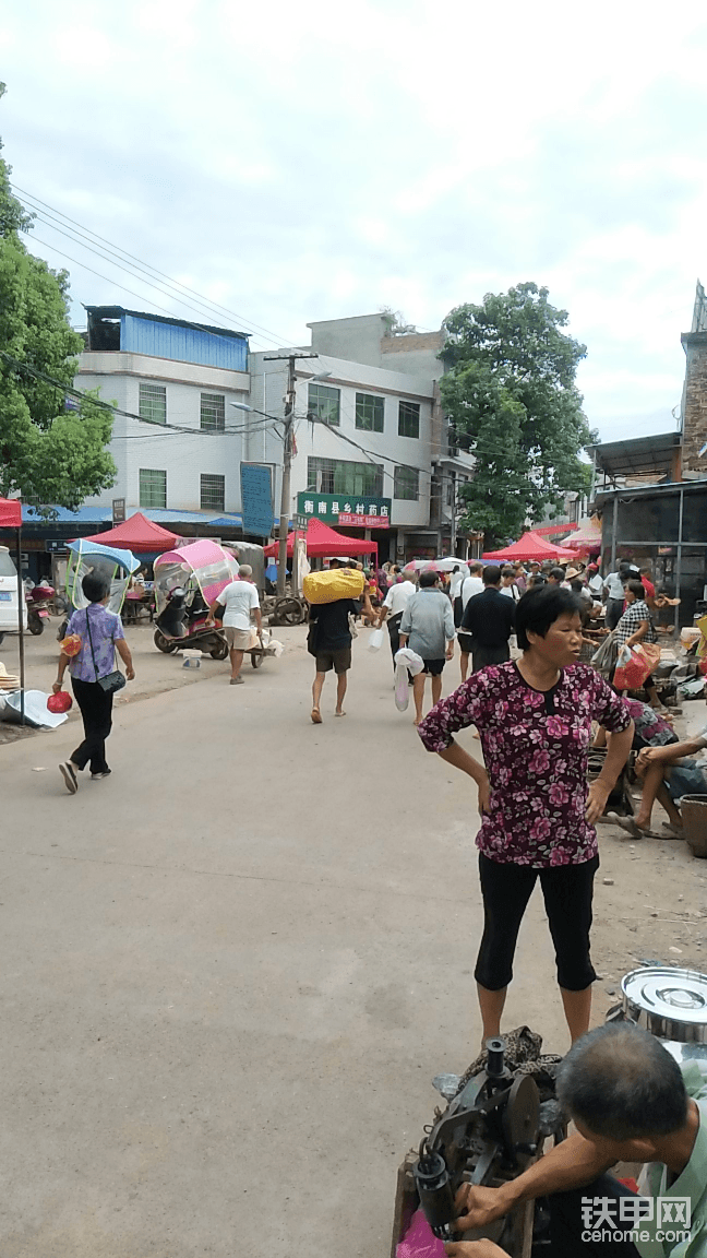 不知道叫什么的地方的集市，y字形街道。人流还是挺多了，街道不长，感觉什么都有。当然我的目的主要是买风扇。