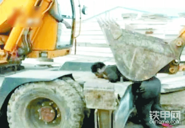 檢修挖機(jī)，沒(méi)有放下的大臂突然落下