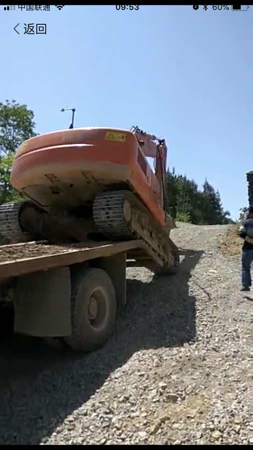 這父母不合格，竟然讓5歲小孩開挖機上板車