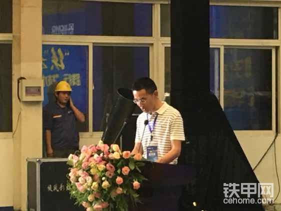 用戶發(fā)言：表示此次三臺(tái)LW800W夾木鉗裝載機(jī)是第五次采購(gòu)，以前用外資品牌，他感謝徐工打破這一局面。