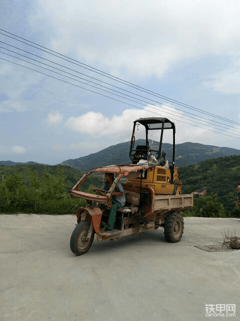 17機(jī)由于底盤能伸縮，沒(méi)有駕駛室，所以機(jī)子小、重心低，只要能爬得上的運(yùn)輸工具，就都能拿來(lái)轉(zhuǎn)場(chǎng)，哪怕它是一破三輪……