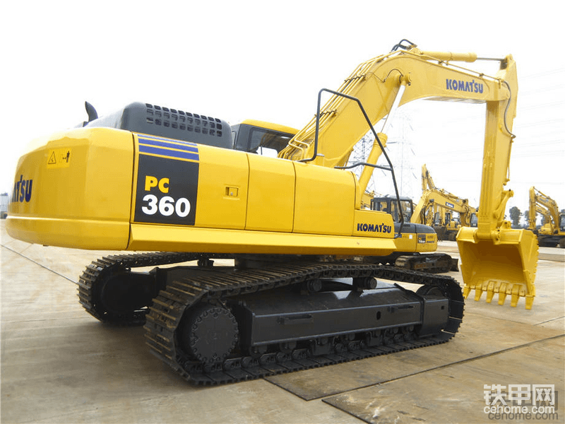 小松360-7是小松36吨级大型挖掘机。它配置大容量、高耐磨铲斗可以充分的激发它的潜能！
