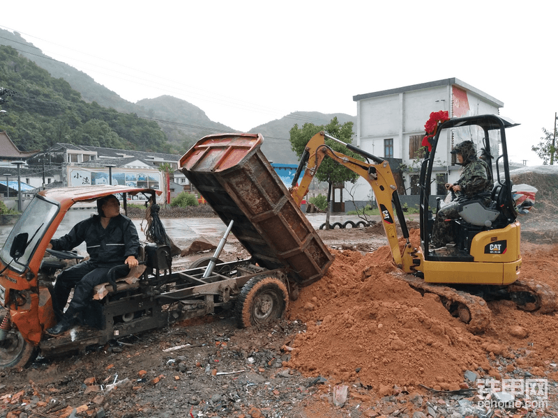 三轮车和17微挖在园林施工中真的是黄金搭档。