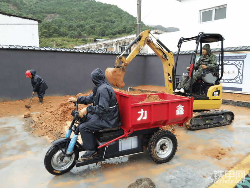 場內(nèi)還有很多鋪裝面，除了不能上鋼履帶，還需要更小的三輪車轉(zhuǎn)運(yùn)，這時(shí)候17機(jī)裝“車”，進(jìn)行第三次轉(zhuǎn)運(yùn)。