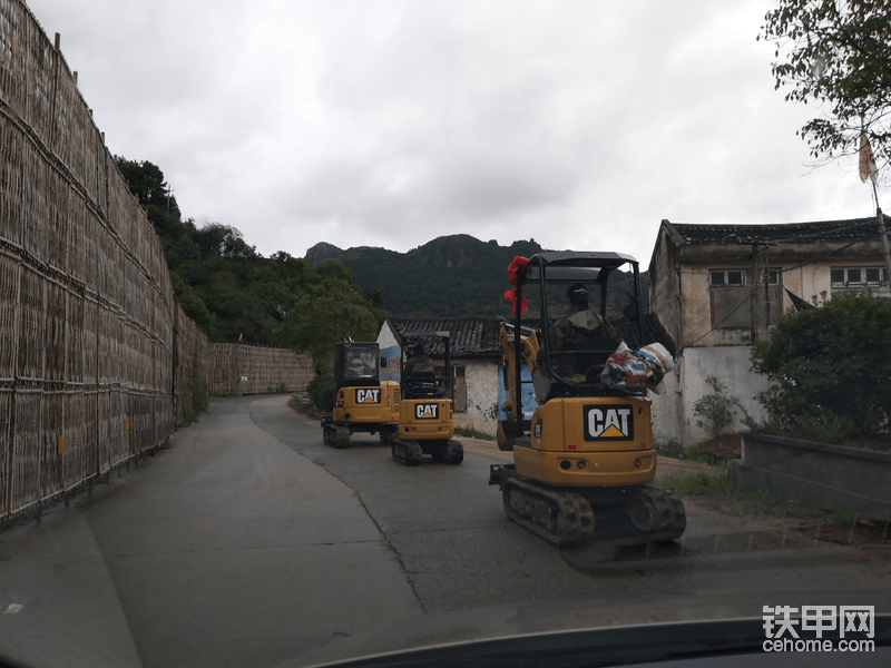 一天時間兩千多平米公園綠化突擊完成，機(jī)械分隊打道回府，甲方非常滿意，多給了兩千元的高興獎，并讓我們在當(dāng)?shù)孛襟w露了下臉，后慶功宴又送了一頭羊給我們……
組隊突擊施工，考驗的是小隊的速度和綜合專業(yè)組織能力，甲方最后是綜合結(jié)果考核付酬勞的，這個酬勞是普通等額臺班的幾倍以上。
雖然渺小――但我們也是風(fēng)景！