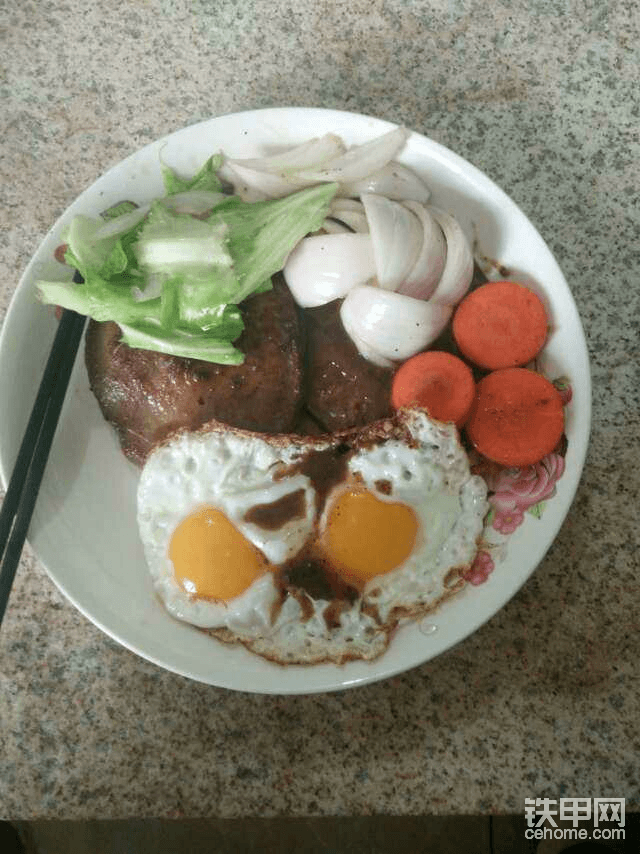 戶外炊具做出的西餐，傻X的是刀叉都沒有，做毛西餐？