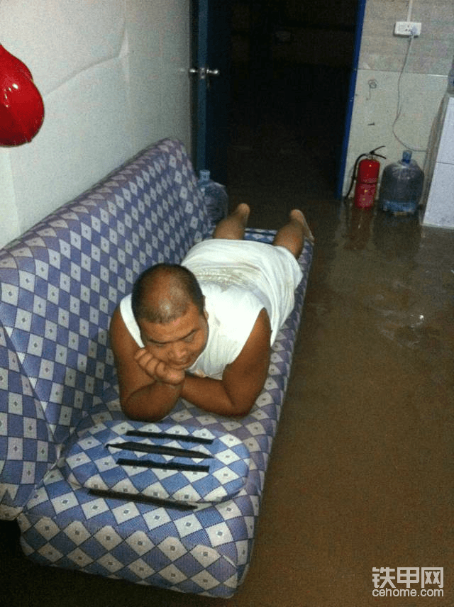 大本营有空调沙发和床位，也有满地雨积水。