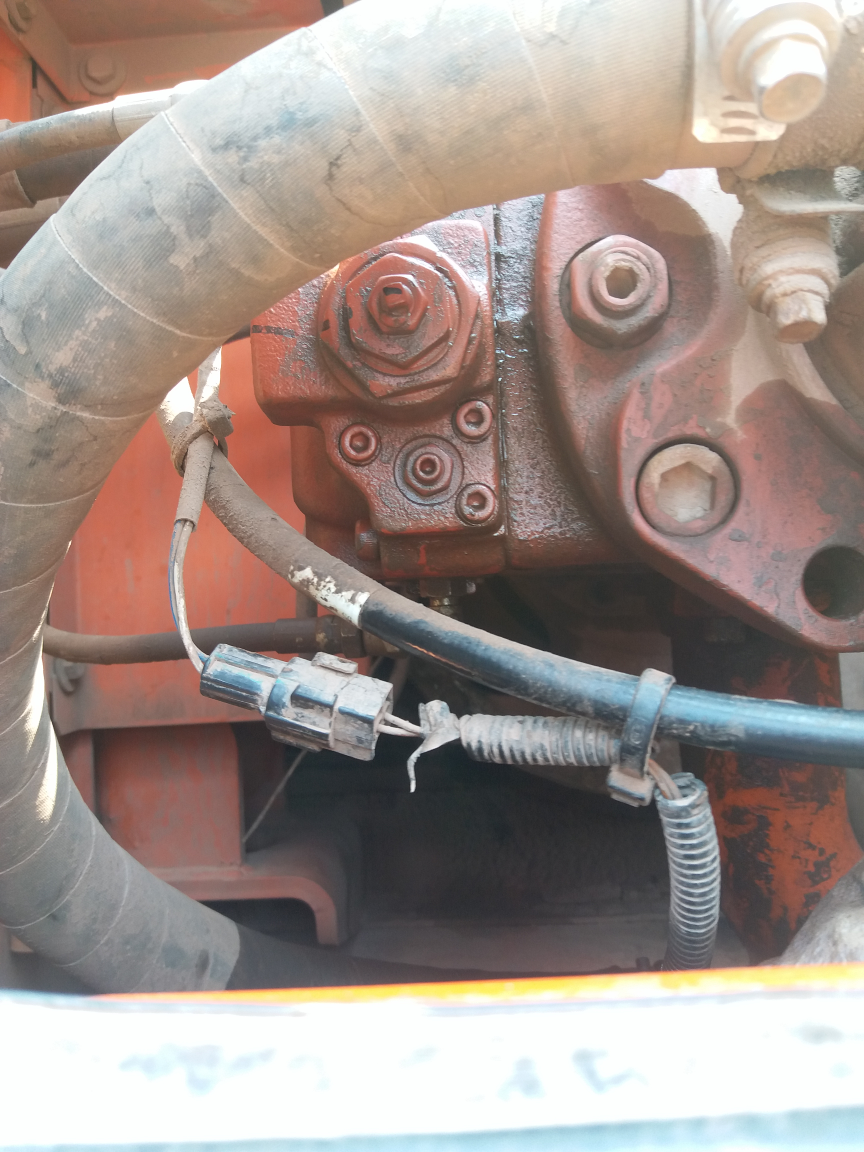 斗山DH150液压泵漏油不知道从哪里漏出来的求老司机