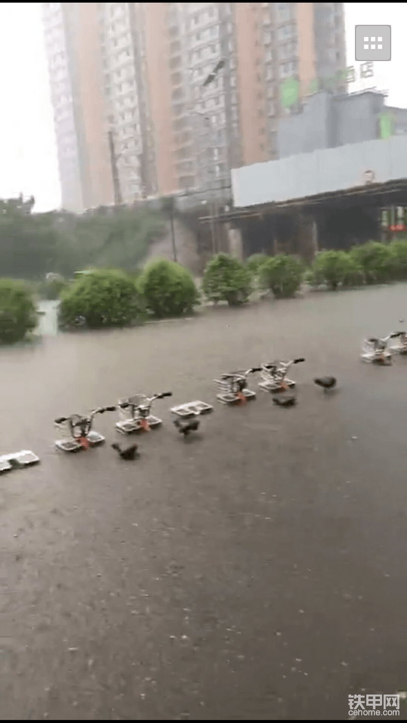 看到水里的汽車，就想起了道依茨救生錘在全車停電車門車窗打不開時候的用處，可惜沒有，只能放個小活動扳手在車里，因為易積水路段橋下還是沒有正紅色的深度刻線。